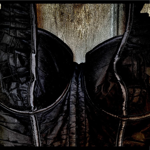 Ruffled halter Top - Picture 2 of 3